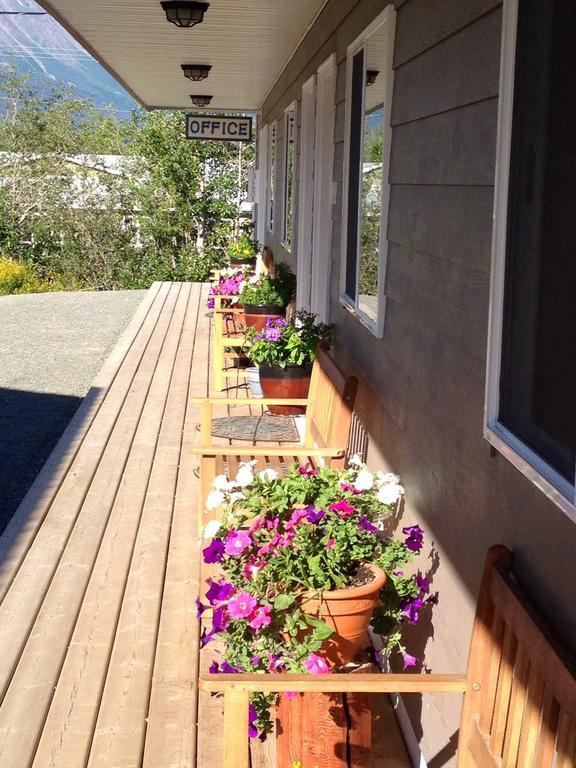 Parkside Inn Haines Junction Buitenkant foto