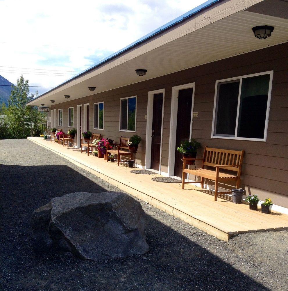 Parkside Inn Haines Junction Buitenkant foto