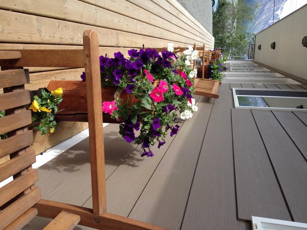Parkside Inn Haines Junction Buitenkant foto