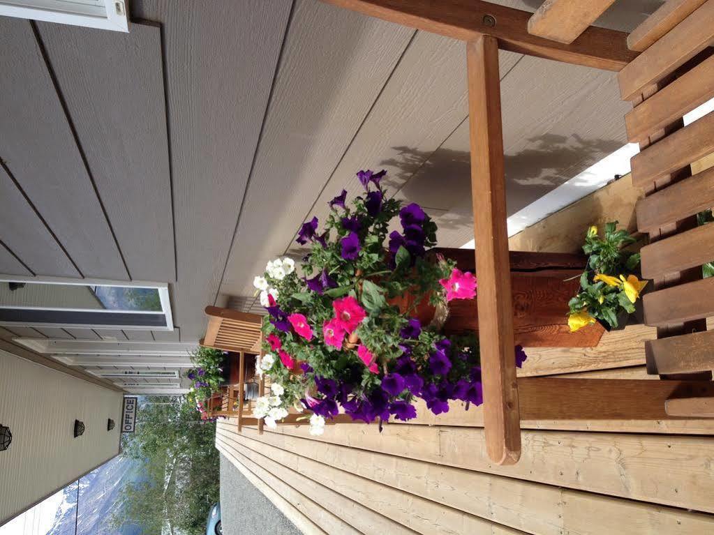 Parkside Inn Haines Junction Buitenkant foto